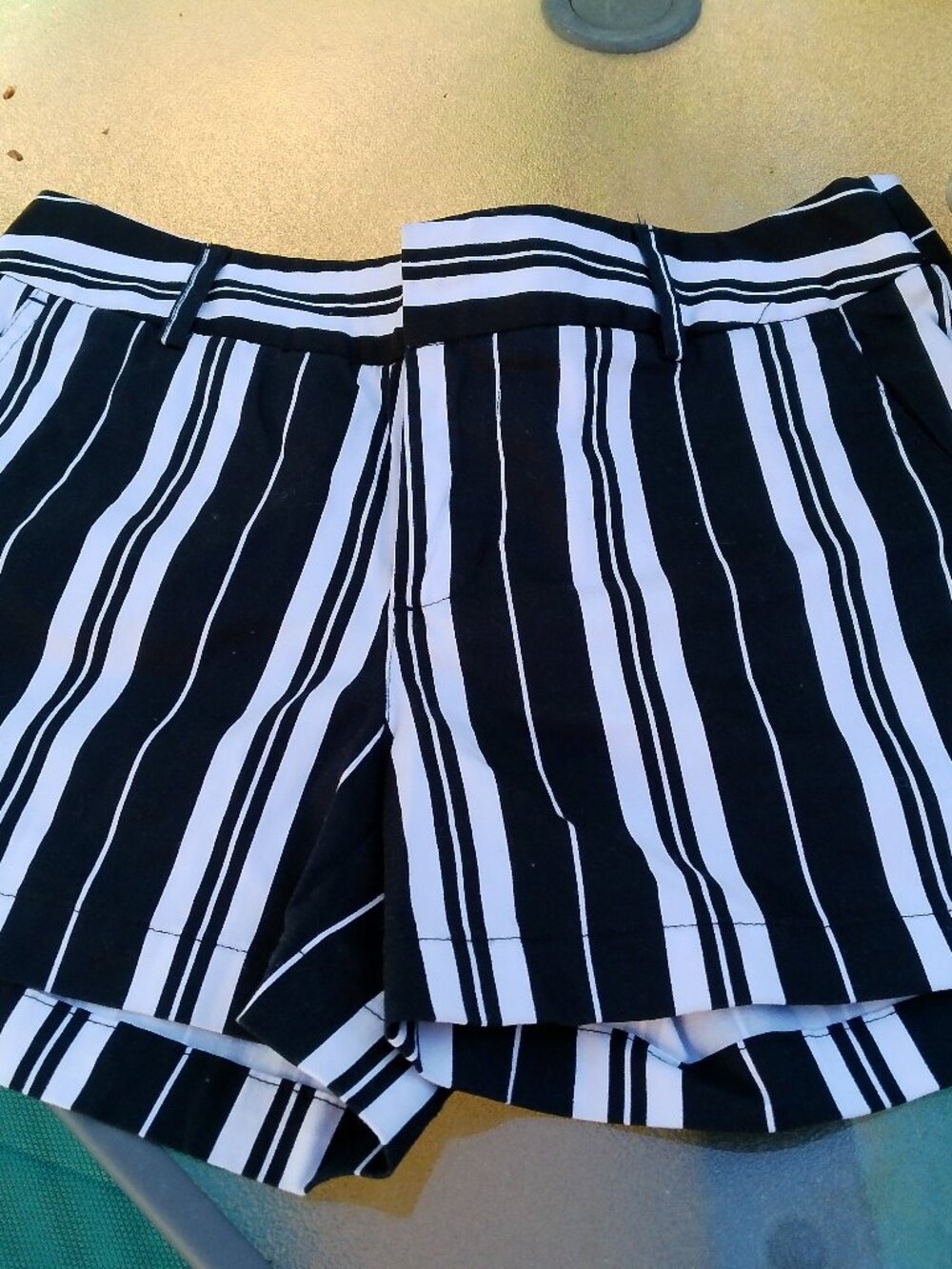JONES AND COMPANY SHORTS SIZE 2